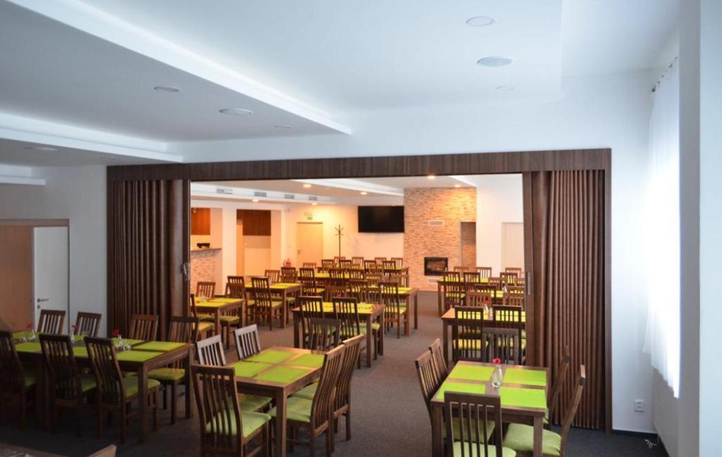 Dolni Dvur Hotel Ceska Farma מראה חיצוני תמונה
